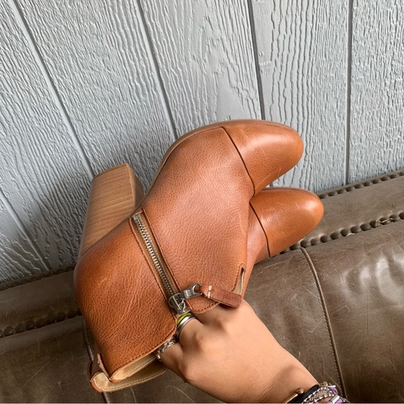 Rag and bone Margot side zip ankle boots in the color tan - Picture 5 of 9